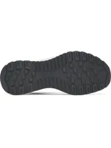 Championes Under Armour modelo Mirage Sport, con diseño de inspiración retro. Presentan una combinación de malla transpirable con superposiciones de gamuza y cuero en tonos violeta y blanco. Incluyen entresuela de EVA para amortiguación y suela de goma resistente.