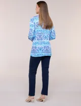 Remera de rayón con estampado paisley y geométrico en tonos de azul y celeste, con escote en V pronunciado y mangas 3/4 con sistema roll-up.