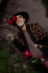 Saco tejido de largo medio con diseño de guarda inca en contraste, cuello redondo y bolsillos frontales. Confeccionado en una mezcla de lana y poliamida, presenta un estilo versátil ideal para superponer sobre diversas prendas.