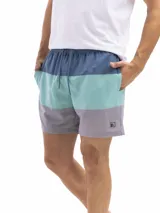 Short de baño con diseño de bloques de color horizontales: azul oscuro en la parte superior, celeste/verde menta en el medio y gris/lila claro en la parte inferior. Posee cintura elástica con cordón ajustable y bolsillos laterales.