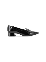 Mocasines de cuero negro con textura reptil y acabado en charol, punta fina y taco cuadrado bajo.