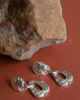 Aros colgantes con forma irregular, realizados en bronce y alpaca, con pernos y cierres mariposa de plata 925.