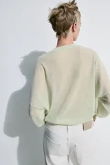 Jersey de punto extrafino de lana, color verde menta, con cuello redondo y manga larga de corte holgado.