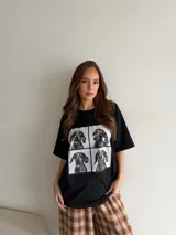 Remera blanca de algodón con estampa frontal dividida en cuatro paneles con fotos de un perro galgo.