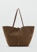 Bolso tipo tote en color verde militar, confeccionado en 100% piel bovina con acabado de gamuza. Cuenta con dos asas superiores delgadas y detalles metálicos de zinc.