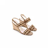 Sandalias de cuero color tostado con taco chino forrado en yute, pulsera regulable al tobillo y tiras delanteras decoradas con tachas y detalles metalizados dorados.