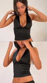 Top de satén negro con escote halter profundo y espalda descubierta.