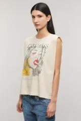 Musculosa de jersey de algodón color blanco, sin mangas, con hombreras y estampa frontal fotográfica en tonos grises, rojos y amarillos con la inscripción "Kate Mess" y detalles de tachas.