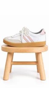 Zapatillas de estilo urbano y casual confeccionadas en cuero, de color blanco con detalles en rosa y beige, puntera de gamuza y suela de goma caramelo.