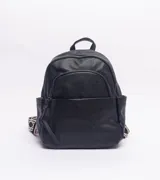 Mochila de cuero sintético con textura granulada, color negro. Cuenta con un compartimento principal con cierre, un bolsillo frontal con cierre y bolsillos laterales abiertos. Incluye correas ajustables con diseño geométrico en tonos blanco y negro.