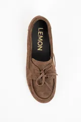 Mocasin de gamuza color marrón con detalle de flecos en el empeine y costuras reforzadas.