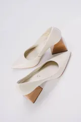 Zapato de tacón color verde agua, con punta fina y taco cuadrado forrado en cuero tipo madera.