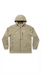 Campera impermeable con capucha, cierre frontal y bolsillos laterales con cierre. Color verde militar, de manga larga y diseño funcional.