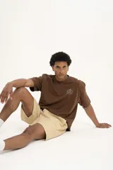 Short color beige con cintura elástica ajustable con cordón.