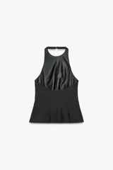 Top rosa claro, entallado, con cuello halter que se abrocha en la nuca y espalda descubierta. El bajo tiene un corte peplum acampanado.