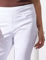 Pantalón capri blanco de gabardina elastizada, marca Ruby Rd. Tiene pretina ancha elastizada, bolsillos simulados en la parte delantera y detalle de puntilla en el ruedo.