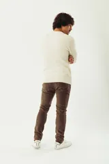 Pantalón de pana color gris topo, corte regular, con cinco bolsillos, cierre con botón y logo bordado.