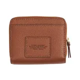 Billetera compacta Marc Jacobs de cuero negro, con cierre perimetral y broche a presión. El interior cuenta con múltiples ranuras para tarjetas y compartimentos para documentos, con herrajes dorados.