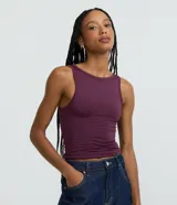 Musculosa básica de poliamida color bordó, con cuello redondo y diseño ajustado sin mangas.