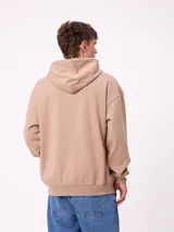 Canguro negro con capucha y cordones ajustables, bolsillo canguro frontal y logo de Rusty estampado en el pecho.