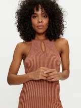 Vestido midi de punto color ladrillo con lurex, cuello halter con abertura en forma de lágrima y falda plisada con cortes en los laterales.