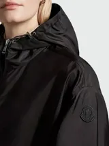 Campera impermeable con capucha Moncler modelo Wete, color negro, con cierre frontal y bolsillos laterales con cierre.