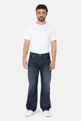 Jean de corte relajado y pierna recta, confeccionado en denim de algodón sin elasticidad. Presenta un diseño clásico de cinco bolsillos, tiro medio y cierre de bragueta con botón.
