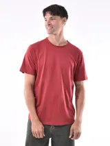 Remera de cuello redondo y manga corta con textura de tejido flameado.