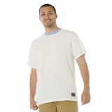 Remera color crema con cuello redondo y ribete celeste, de corte clásico y manga corta.