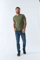 Remera básica de hombre con escote en V y manga corta. Presenta un diseño liso con logo bordado en el pecho.