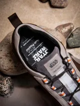 Championes urbanos de edición limitada inspirados en Luke Skywalker, con diseño en tonos arena, beige y marrón. Confeccionados en cuero y descarne, presentan detalles de Star Wars grabados en el lateral y en la lengüeta, con cordones con detalles en naranja y suela de goma oscura.