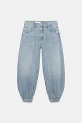 Jeans de mezclilla de tiro medio, con corte balloon fit, diseño de cinco bolsillos y bajo ajustado con puño.