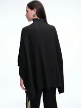Poncho amplio de cuello alto, confeccionado en hilado con lana y cashmere, con diseño de caída recta y botones laterales.