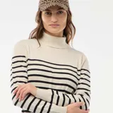 Sweater de punto con cuello alto, diseño de rayas horizontales negras sobre base beige, manga larga y ajuste al cuerpo.
