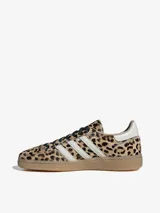 Championes Adidas modelo Handball Spezial con estampado animal print de leopardo. Presentan las icónicas tres tiras laterales en color blanco, cordones negros y una suela de goma color caramelo.