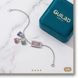 Pulsera de plata 925 con cadena de eslabones y dije central en forma de cassette decorado con circonias de colores. Incluye dijes colgantes adicionales en forma de corazón con incrustaciones de piedras brillantes.