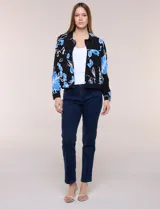 Camperita liviana de silueta entallada con estampado abstracto en tonos de azul y blanco, cuello camisero, cierre frontal con botones, bolsillos en el pecho con solapa y mangas largas.