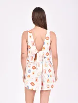 Musculosa de corte recto con escote cuadrado y breteles anchos, confeccionada en tela blanca con estampado de etiquetas de frutas coloridas.
