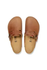 Zueco Boston Leoi C regular color cognac con hebilla lateral ajustable.