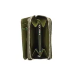 Billetera mediana de cuero vacuno color verde militar, con cierre perimetral y logo de la marca grabado en relieve en el frente.
