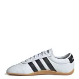 Championes Adidas modelo Grand Court Lo, de estilo urbano inspirado en el tenis. Presentan una capellada de material sintético en color blanco con las icónicas tres tiras laterales en negro y suela de goma color caramelo.