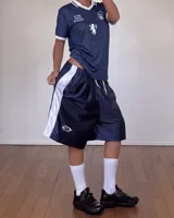 Camiseta de fútbol de Escocia de manga corta, color azul marino con diseño a cuadros sutiles, cuello en V y cuello camisero blanco con líneas azules. Presenta detalles estampados en el frente, incluyendo el escudo de la Asociación de Fútbol de Escocia, un león rampante y el texto 'Scottish Football Association'.