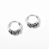 Par de aros tipo argolla de plata 925 con diseño tribal.