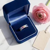 Anillo de plata 925 tipo medio sin fin, con diseño de circonias rectangulares en degradado multicolor y bordes pavé.