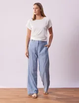 Pantalón largo celeste de lino, marca Zac & Rachel, corte wide leg, pretina con botones, cierre y broche metálico, bolsillos verticales delanteros y bolsillos simulados traseros.