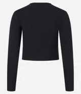 Blusa cropped negra de malla texturizada, con cuello redondo y mangas largas.