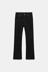 Jeans de tiro medio con diseño de cinco bolsillos, cierre frontal con cremallera y botón metálico, confeccionados en denim azul oscuro con costuras en contraste.