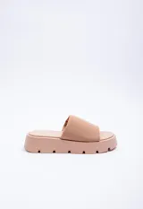 Sandalia color piel con tira ancha sobre el empeine y plataforma dentada de 4 cm de alto.