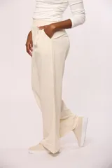 Pantalon sastrero de corte recto y tiro alto, con diseño de pinzas frontales, bolsillos laterales y cierre con botón.