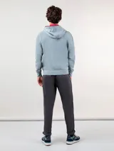 Sudadera gris con capucha ajustable con cordones blancos, cierre frontal con cremallera, bolsillos tipo canguro y logo bordado en el pecho.